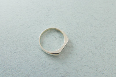 טבעת חותם אובלית צרה עם חריטת שם בלייזר בכסף