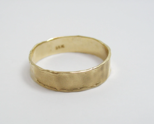 טבעת נישואין 5.5 מ"מ עם טקסטורה בשוליים