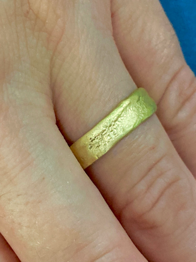 טבעת נישואין פראית בזהב צהוב 18 קראט