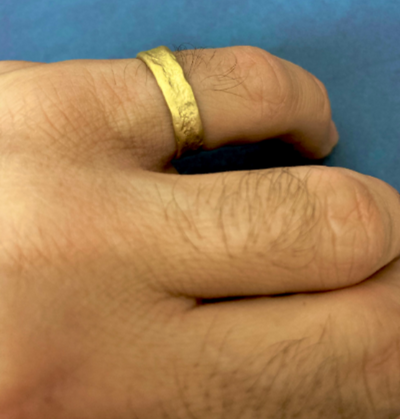 טבעת נישואין פראית בזהב צהוב 18 קראט