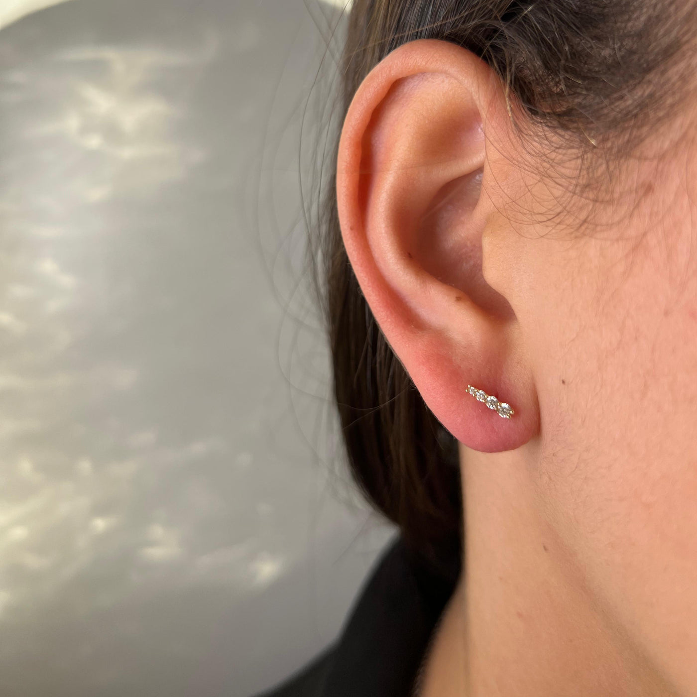 עגיל זהב מטפס פס קטן עם זרקונים