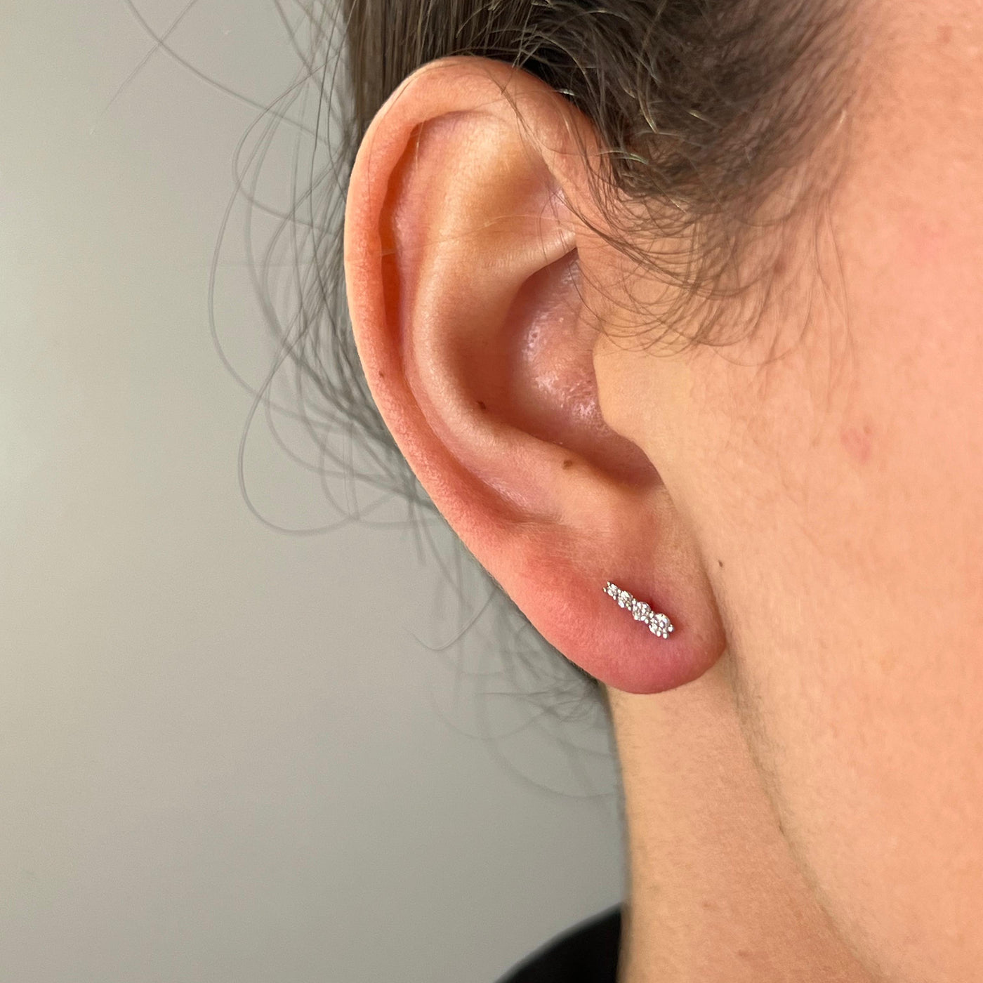 עגיל זהב מטפס פס קטן עם זרקונים