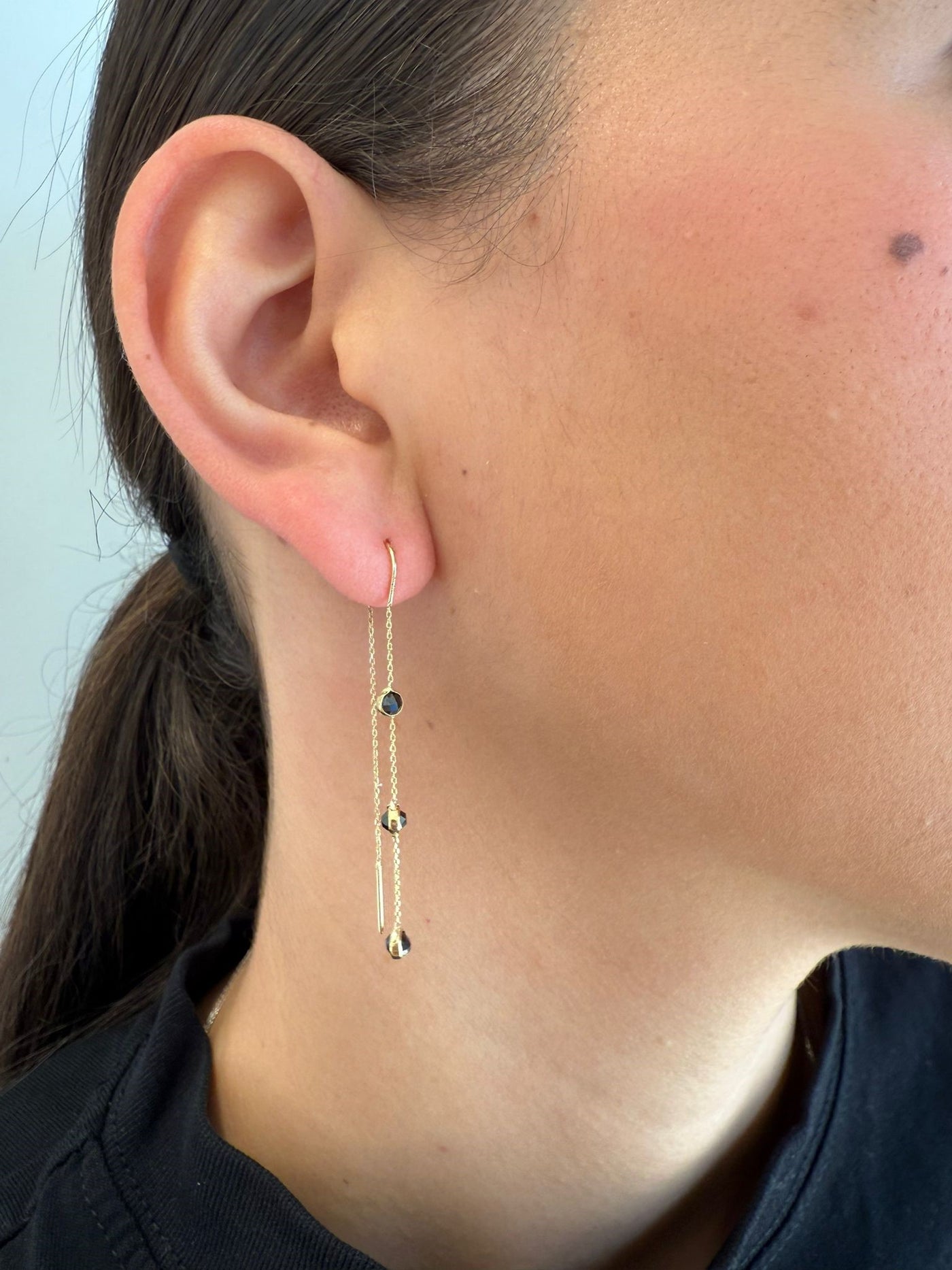 עגיל שרשרת זהב עם זרקונים שחורים עגולים