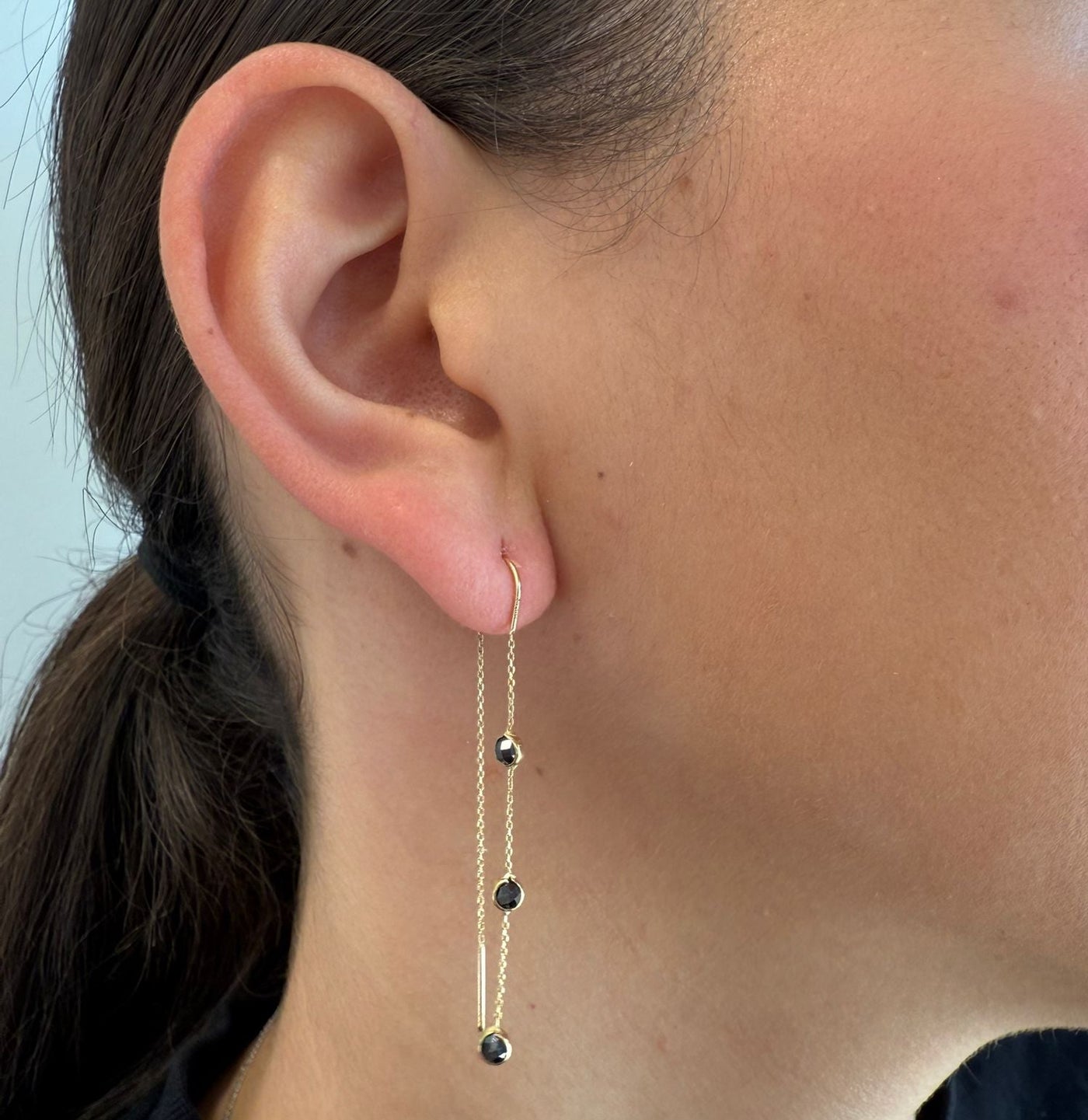 עגיל שרשרת זהב עם זרקונים שחורים עגולים