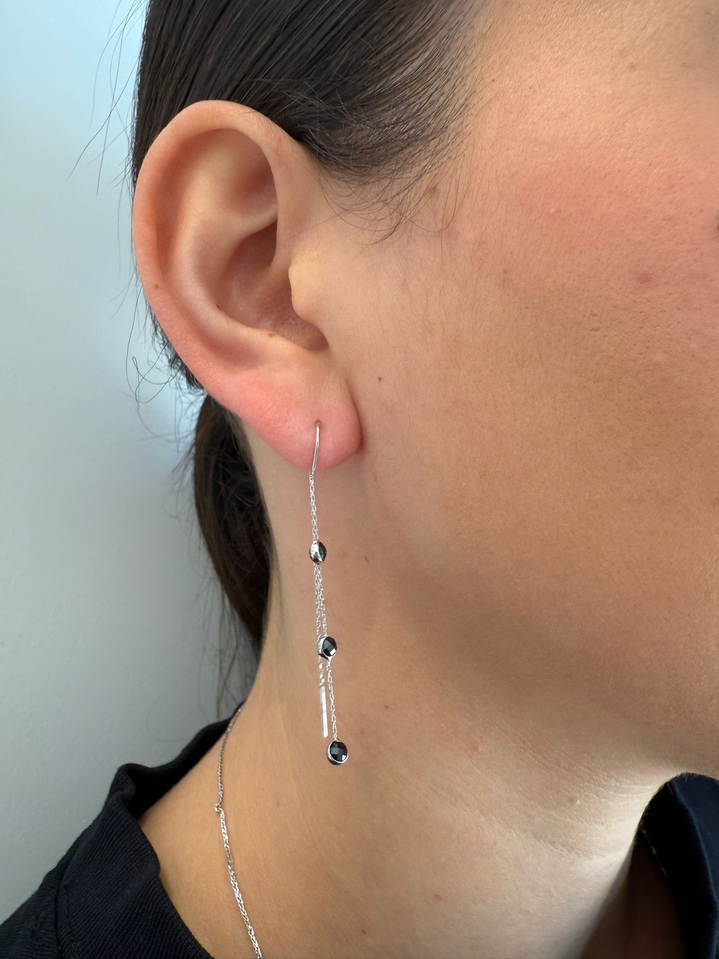 עגיל שרשרת זהב עם זרקונים שחורים עגולים