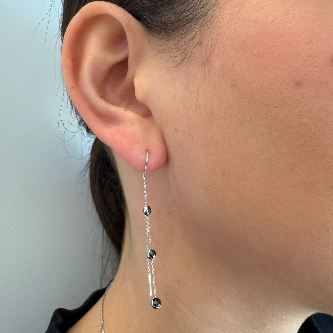 עגיל שרשרת זהב עם זרקונים שחורים עגולים