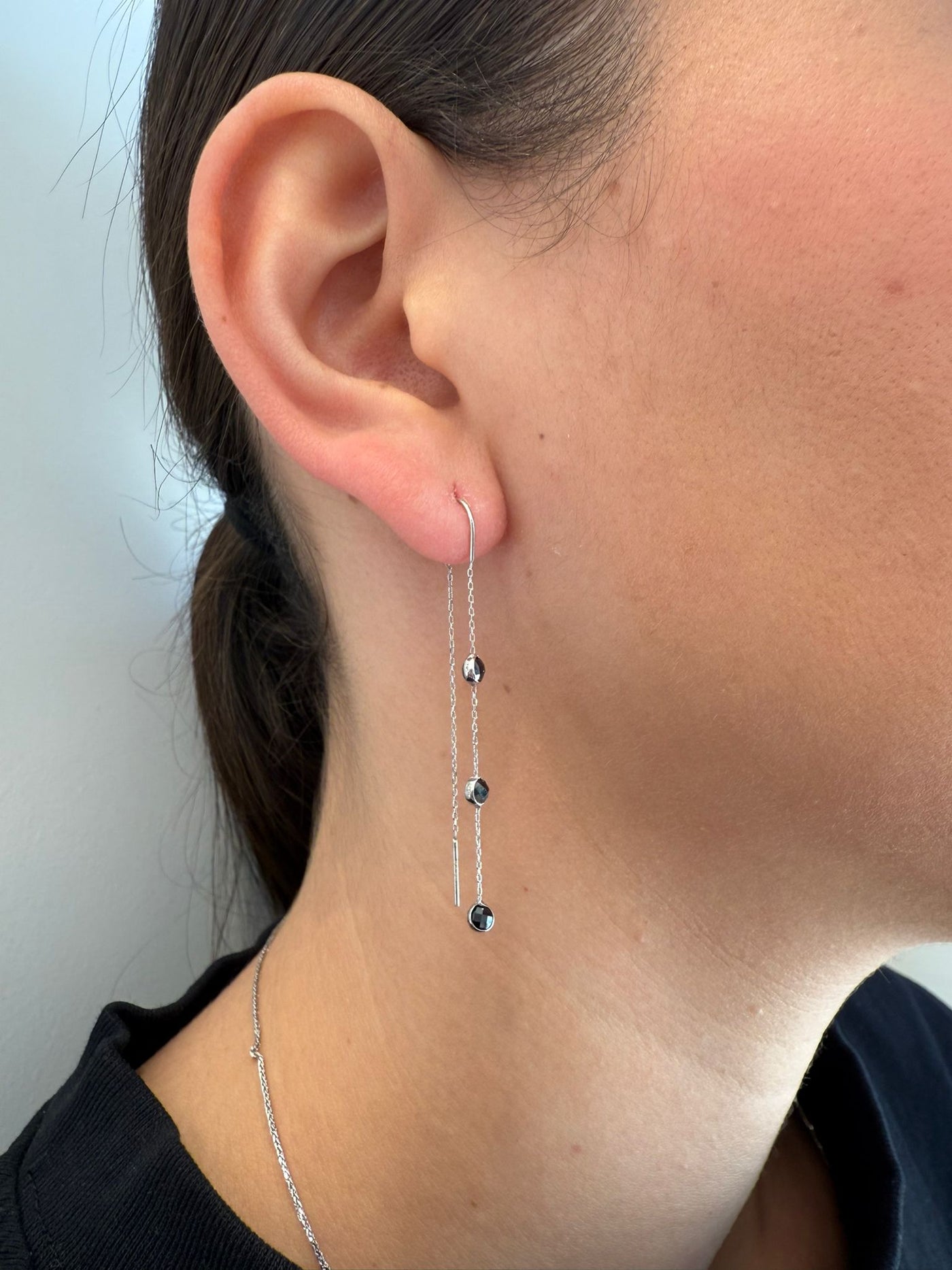 עגיל שרשרת זהב עם זרקונים שחורים עגולים