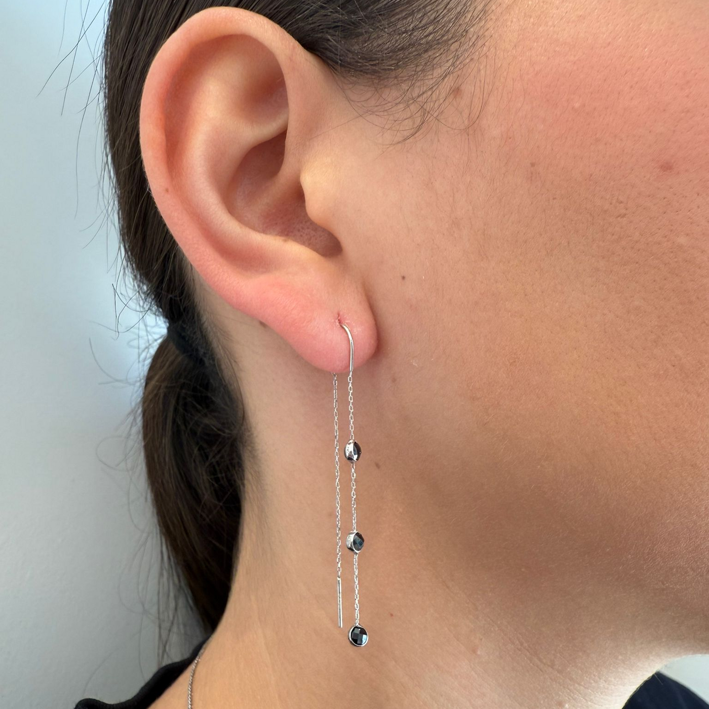 עגיל שרשרת זהב עם זרקונים שחורים עגולים