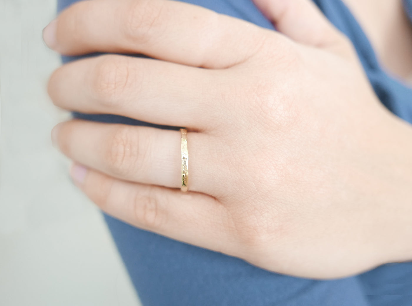טבעת נישואין 2.3 מ"מ פראית בזהב צהוב