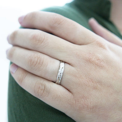 טבעת נישואין 3.8 מ"מ פראית בזהב לבן