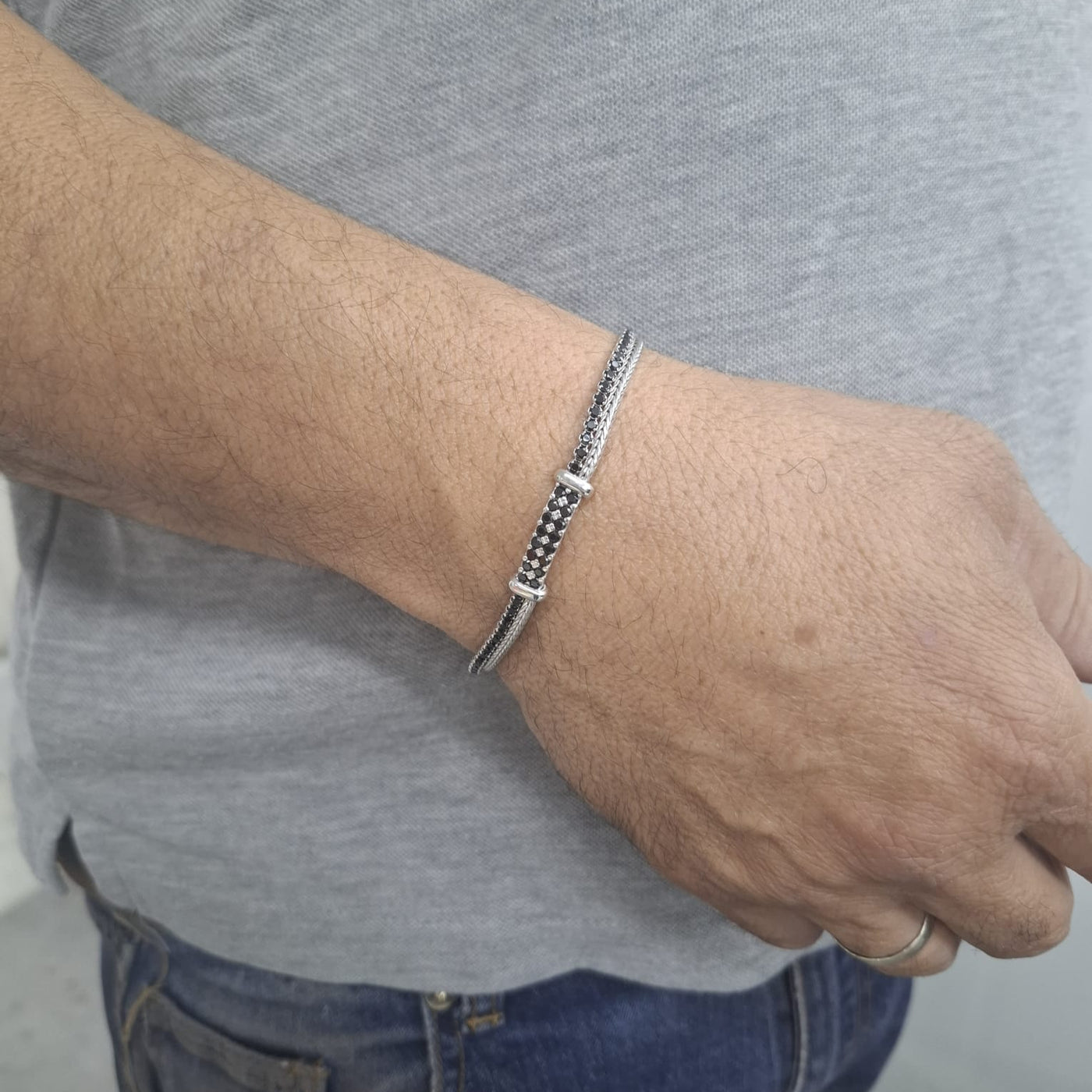 צמיד כסף לגבר בשיבוץ זרקונים