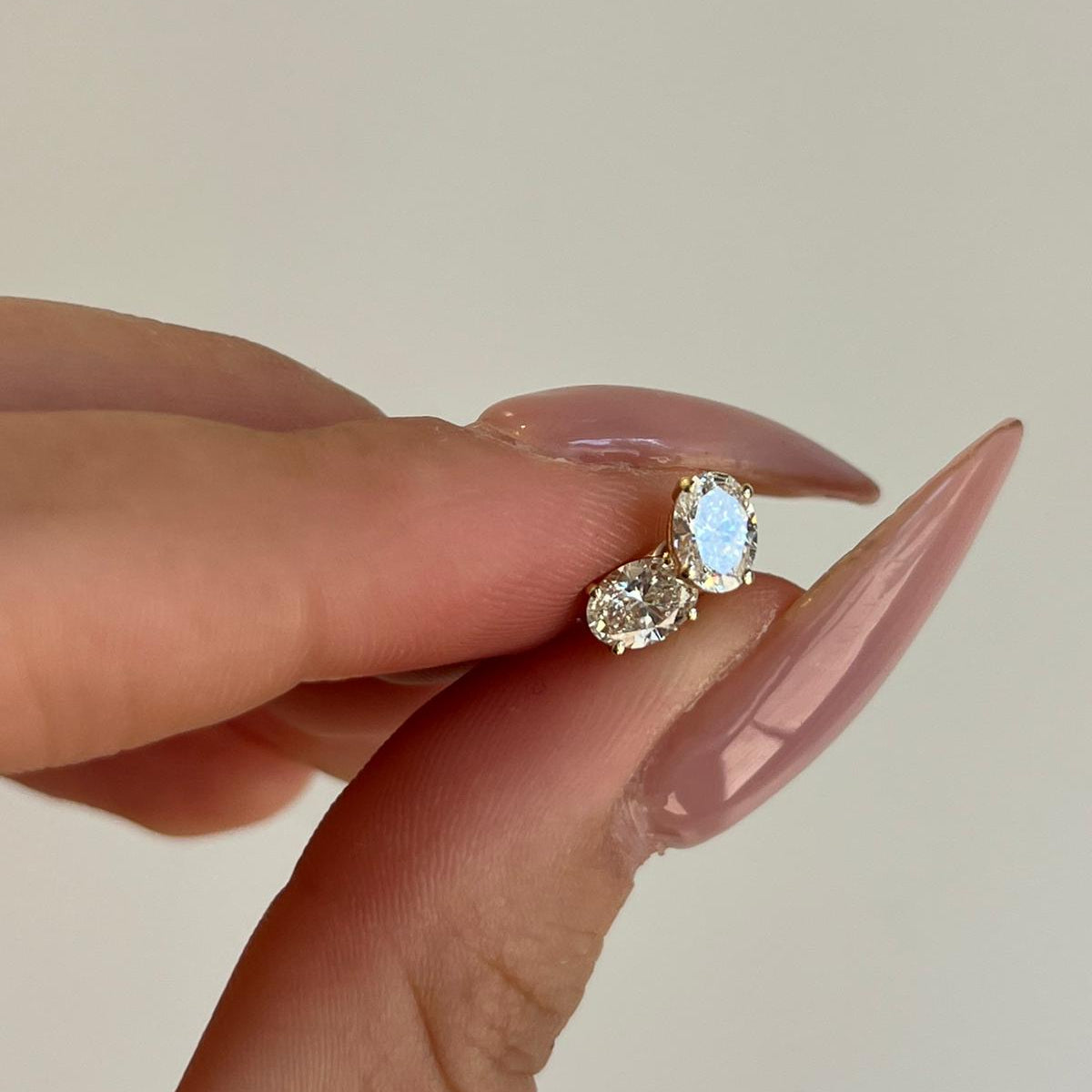 עגילי זהב 14 קרט עם 1 קראט יהלומי מעבדה אובל