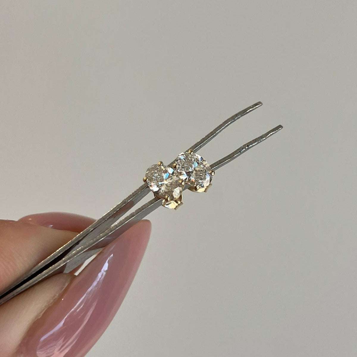 עגילי זהב 14 קרט עם 1 קראט יהלומי מעבדה אובל