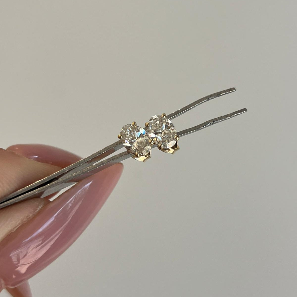 עגילי זהב 14 קרט עם 1 קראט יהלומי מעבדה אובל