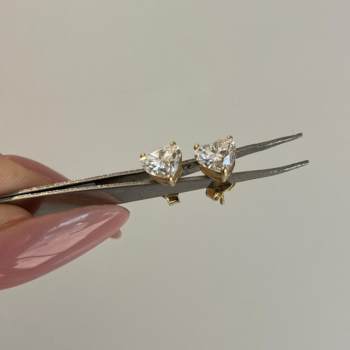 עגילי זהב 14 קרט עם 2 קראט יהלומי מעבדה בצורת לב