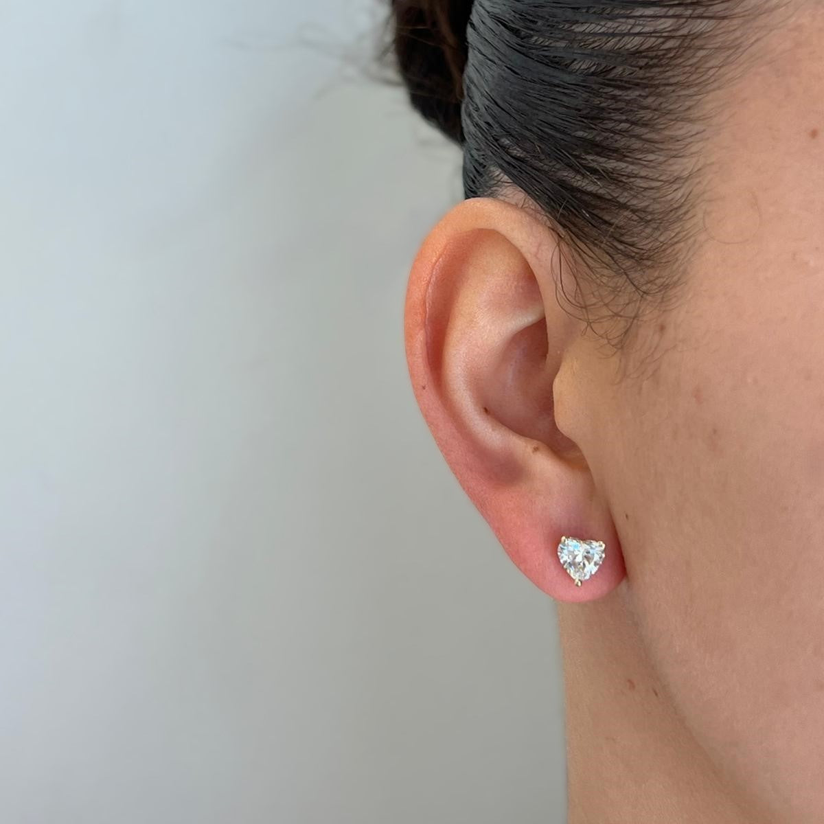 עגילי זהב 14 קרט עם 2 קראט יהלומי מעבדה בצורת לב