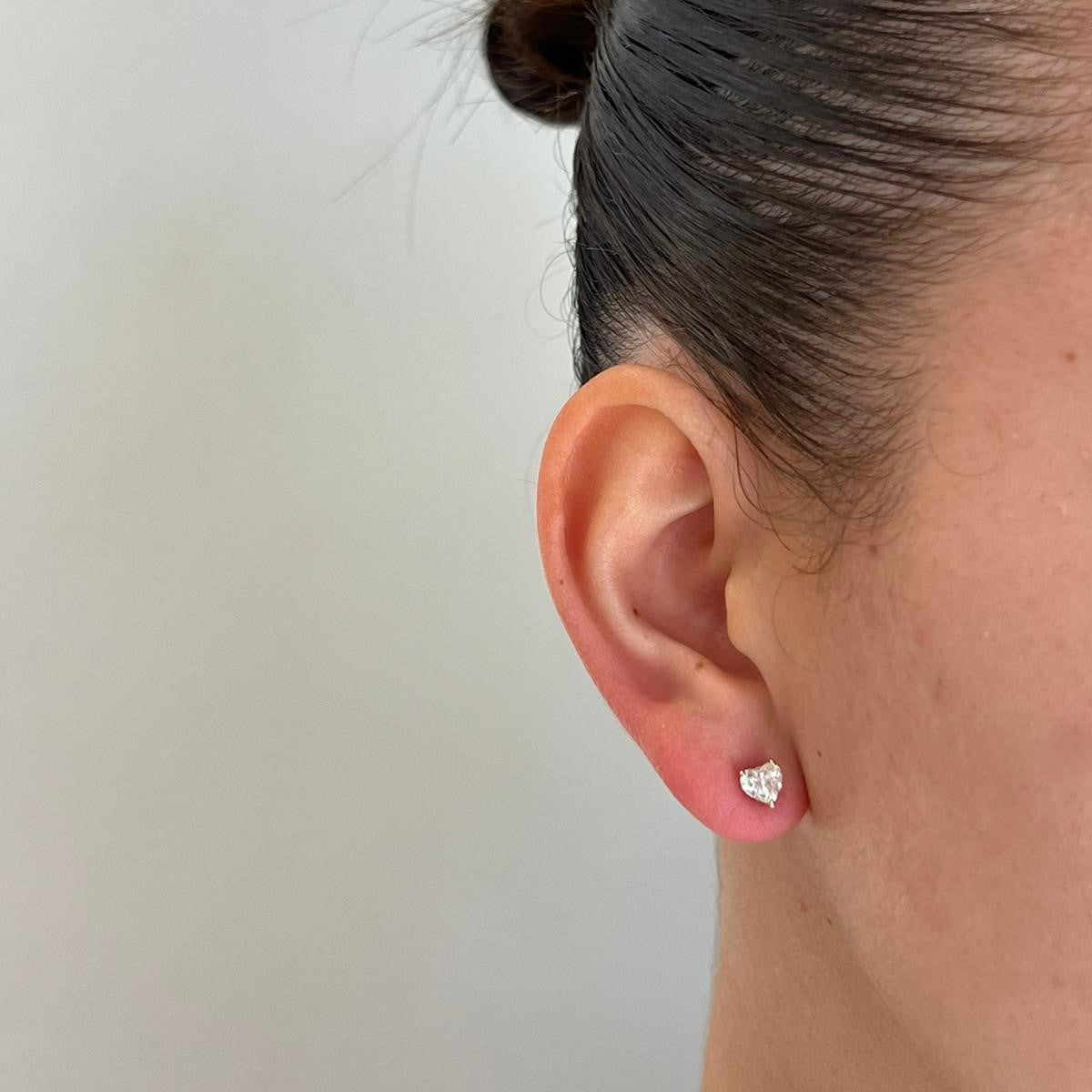 עגילי זהב 14 קרט עם 1 קראט יהלומי מעבדה בצורת לב