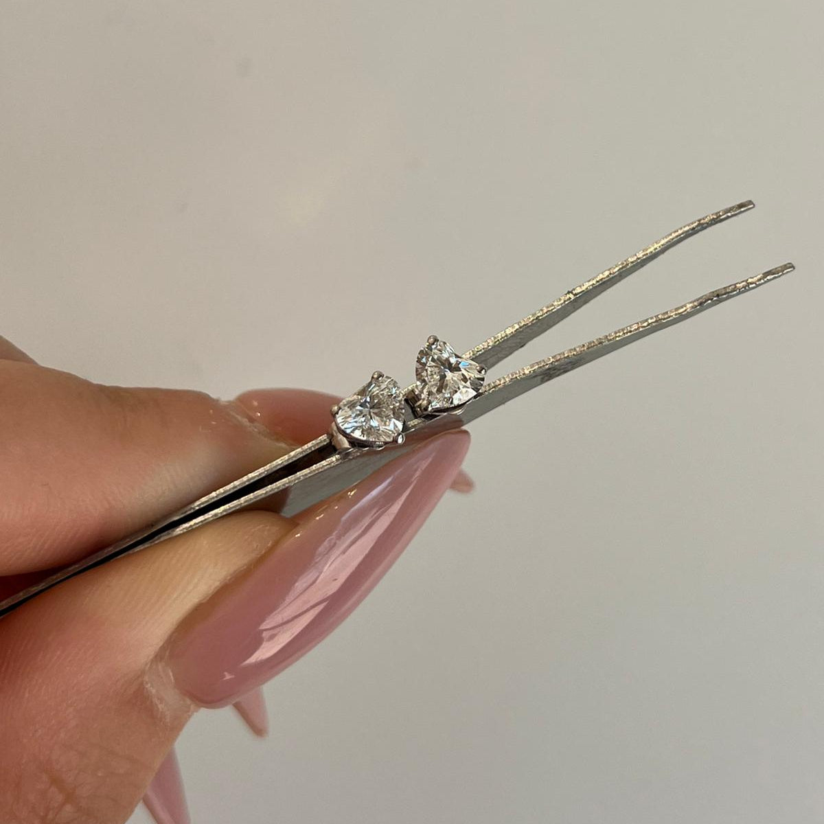 עגילי זהב 14 קרט עם 1 קראט יהלומי מעבדה בצורת לב