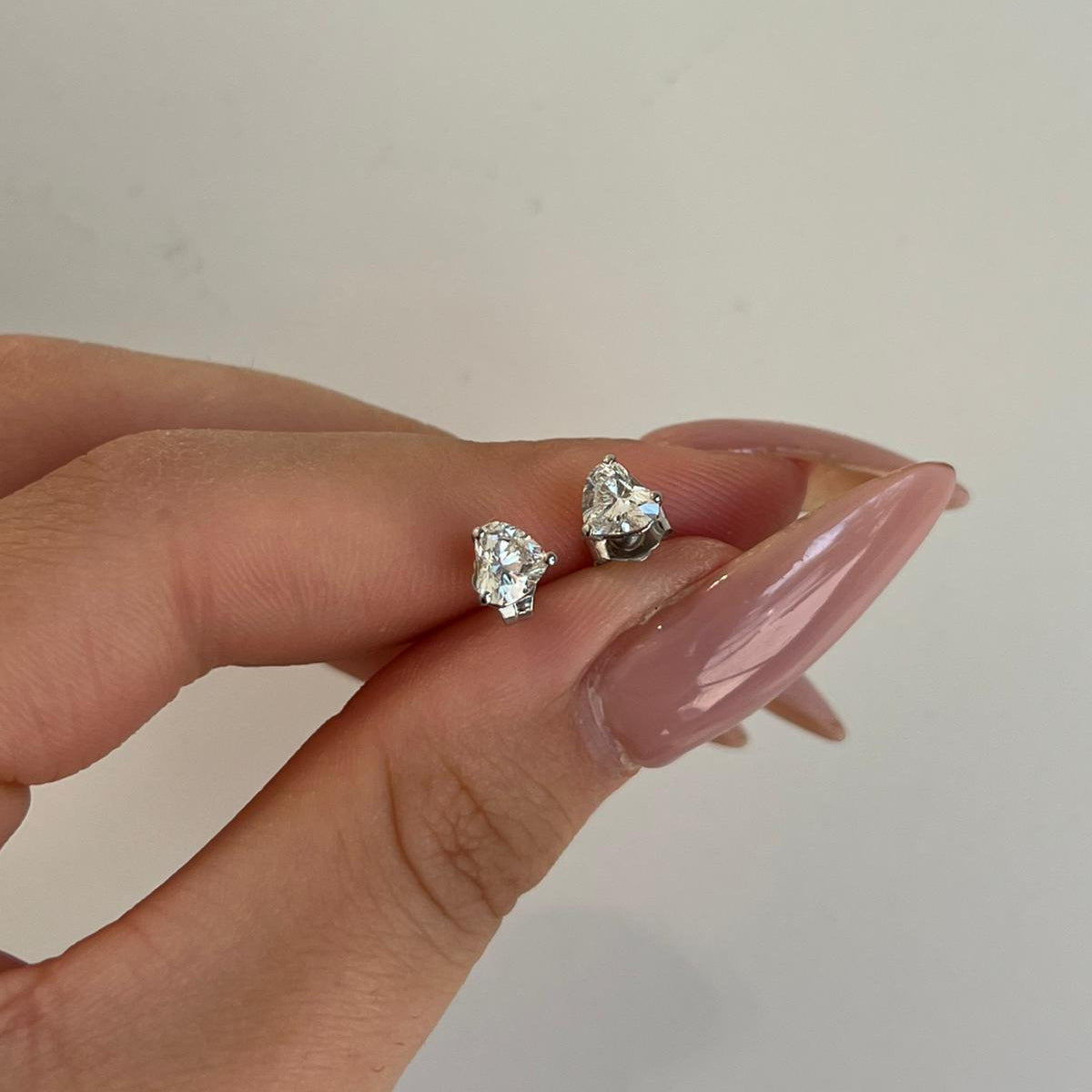 עגילי זהב 14 קרט עם 1 קראט יהלומי מעבדה בצורת לב