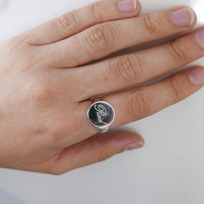 טבעת חותם לאשה עם חריטת שם מכסף 925