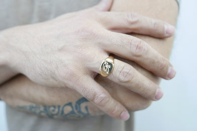 טבעת חותם מרובעת עם חריטת אות בזהב 14 קראט