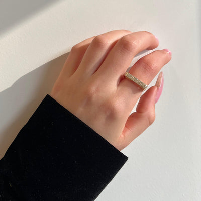 טבעת חותם מזהב לבן משובצת זרקונים