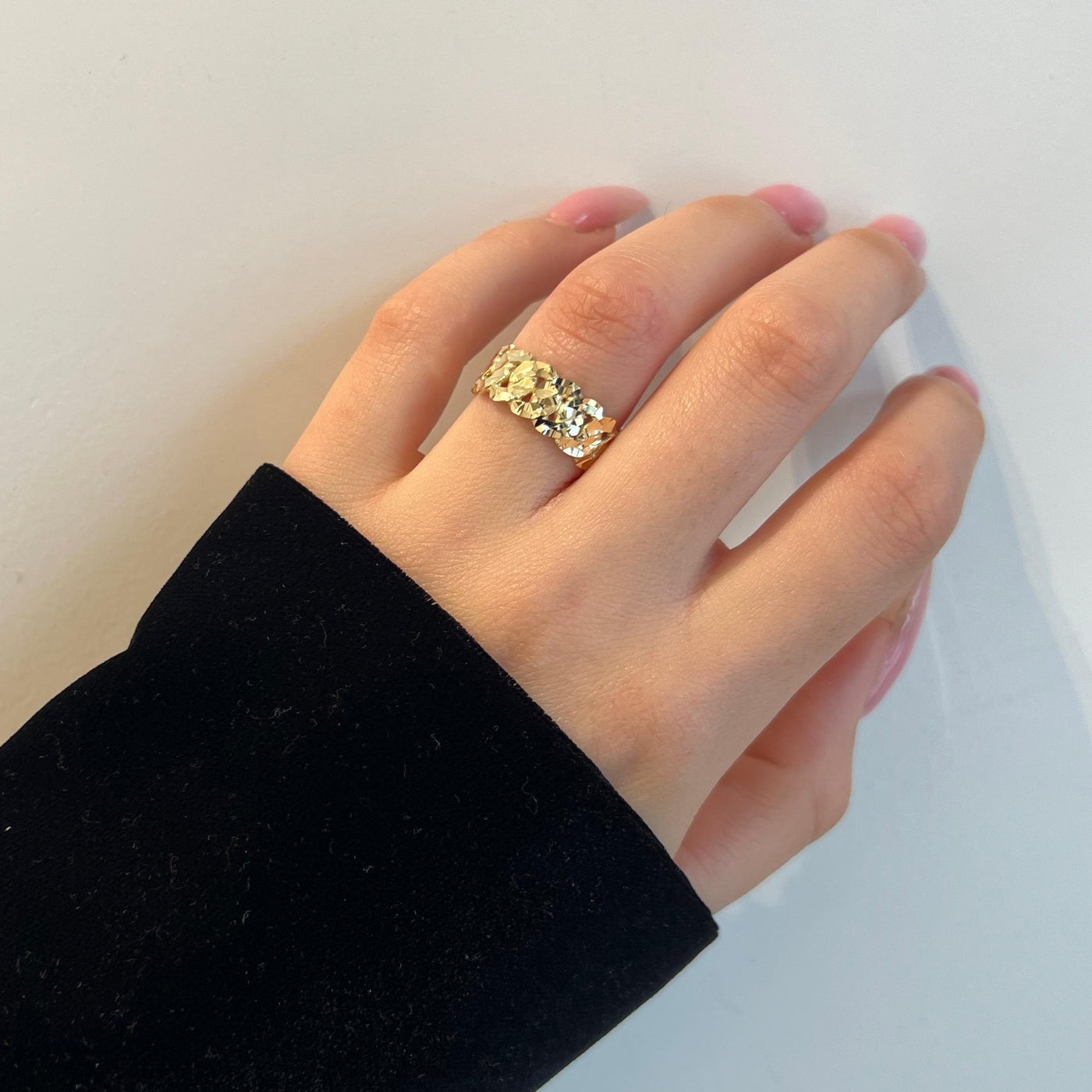 טבעת זהב עיגולים בחיתוכי לייזר