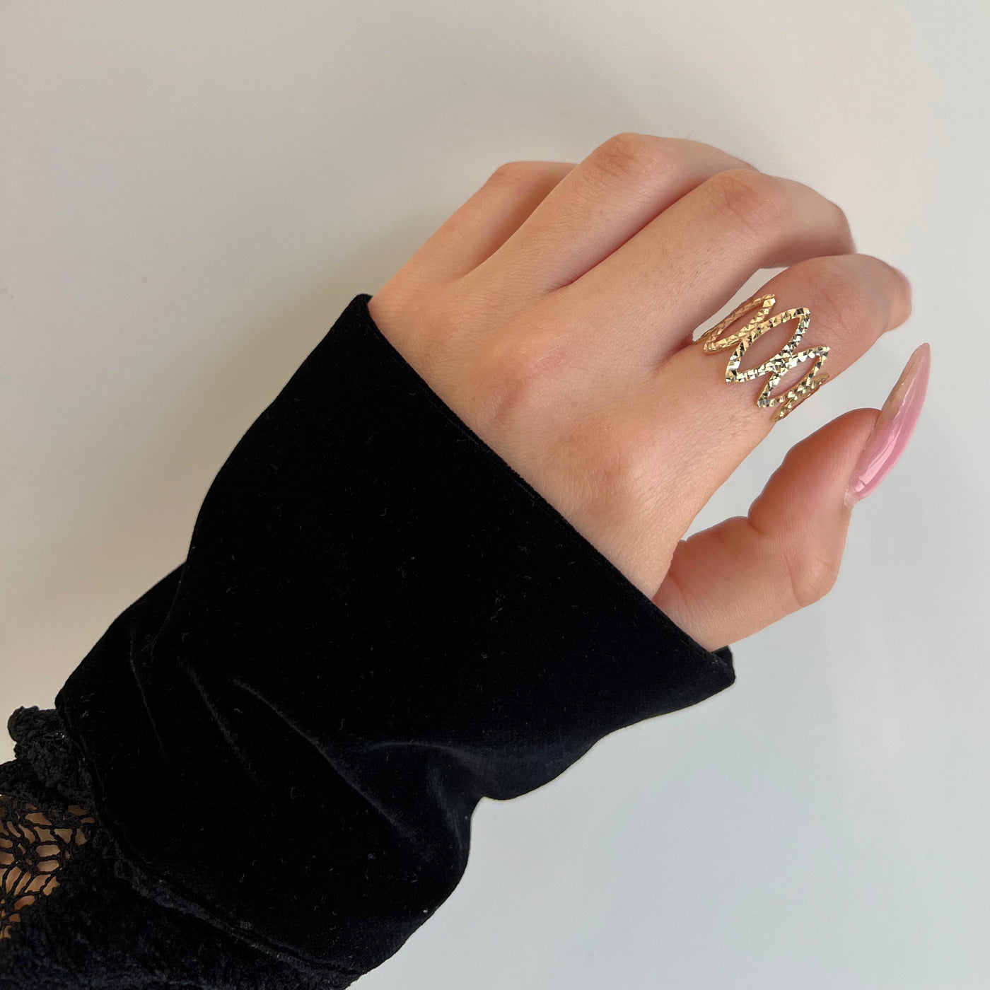 טבעת זהב בצורת מרקיזות עם חיתוכי לייזר