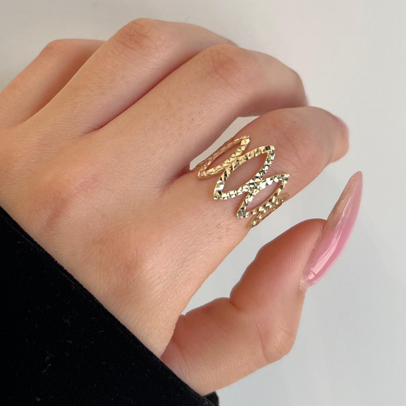 טבעת זהב בצורת מרקיזות עם חיתוכי לייזר