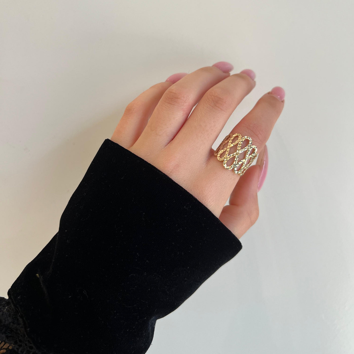 טבעת זהב אינפיניטי עם חיתוכי לייזר