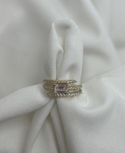 טבעת זהב ספירלה בשיבוץ זרקונים עם מלבן במרכז