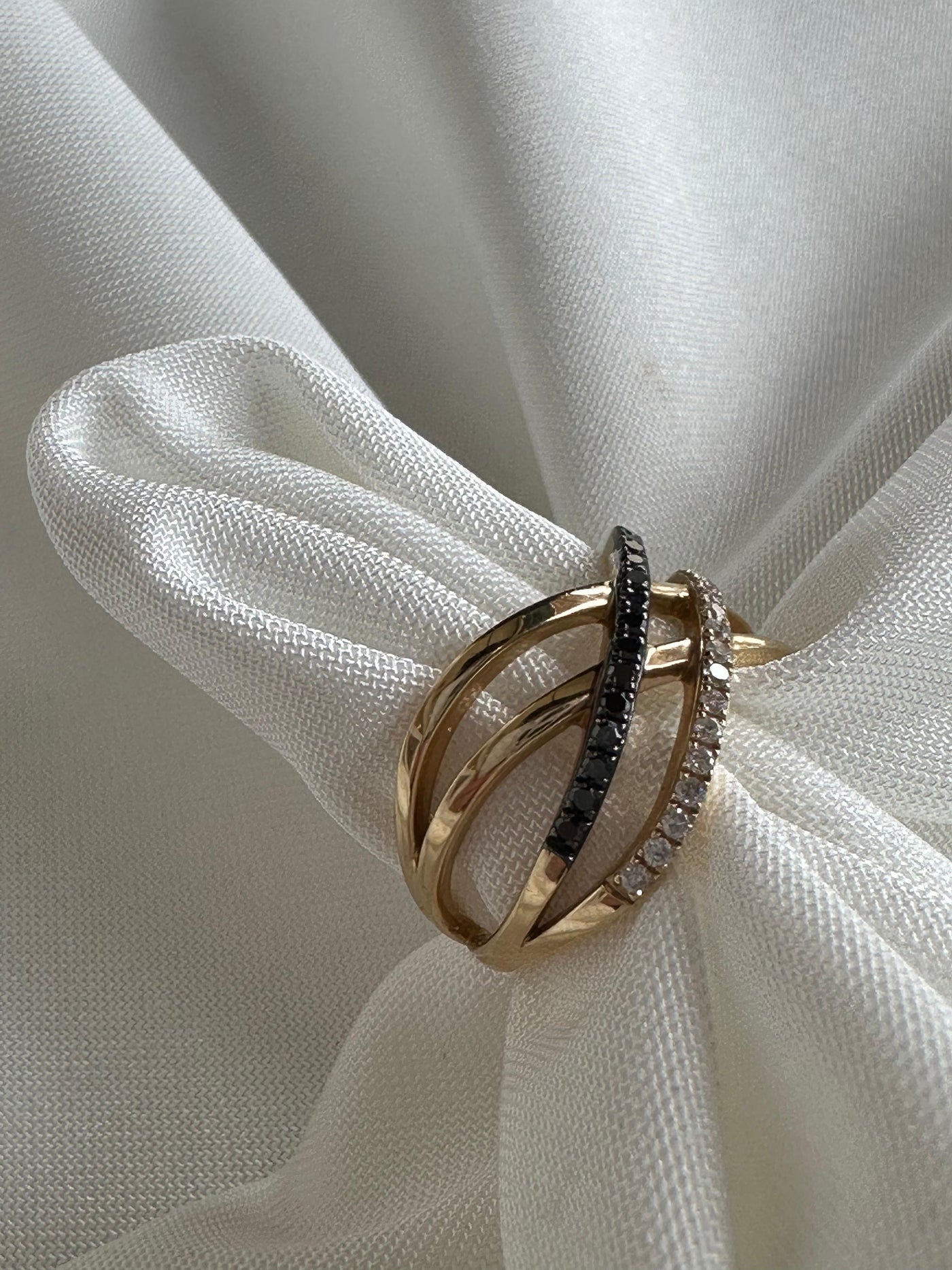 טבעת זהב בשיבוץ יהלומים שחורים