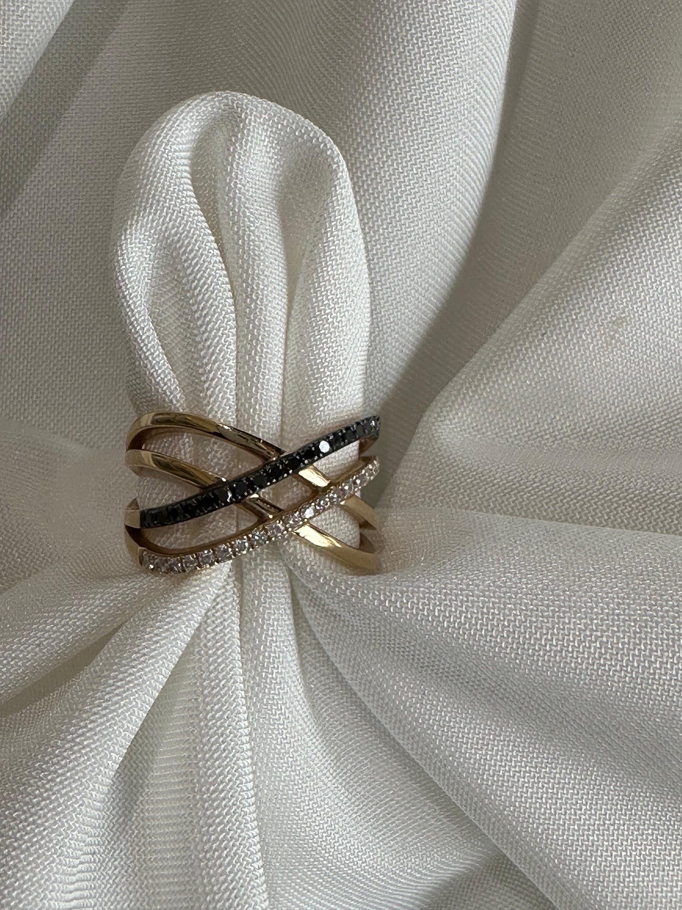 טבעת בצורת איקס בשיבוץ יהלומים