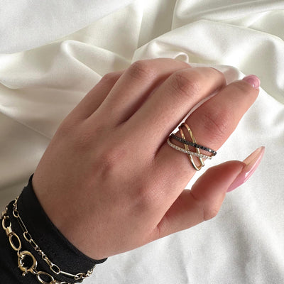 טבעת זהב עם יהלומים שחורים