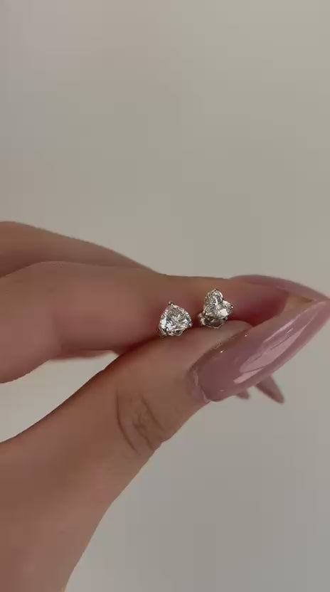 עגילי זהב 14 קרט עם 1 קראט יהלומי מעבדה בצורת לב