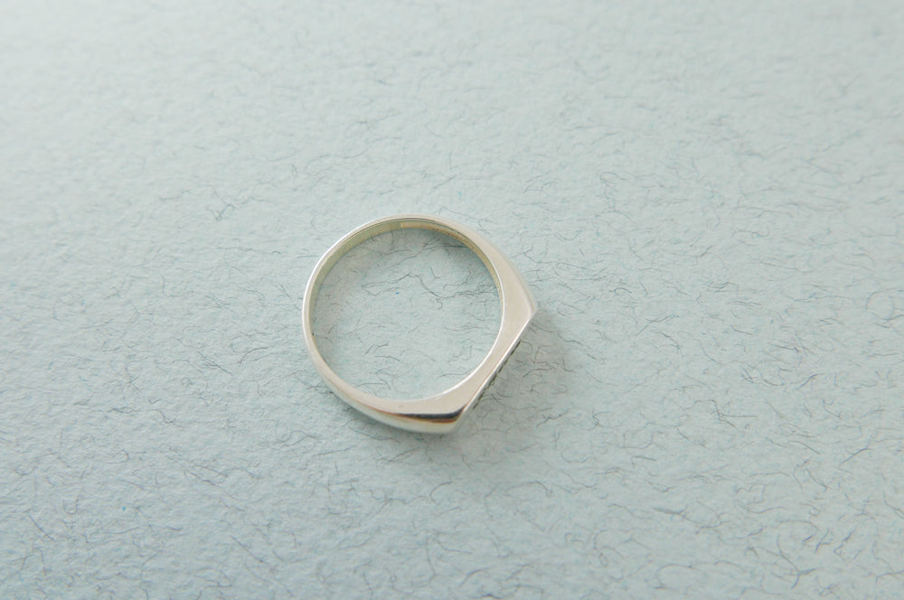 טבעת חותם אובלית צרה עם חריטת שם בלייזר בכסף