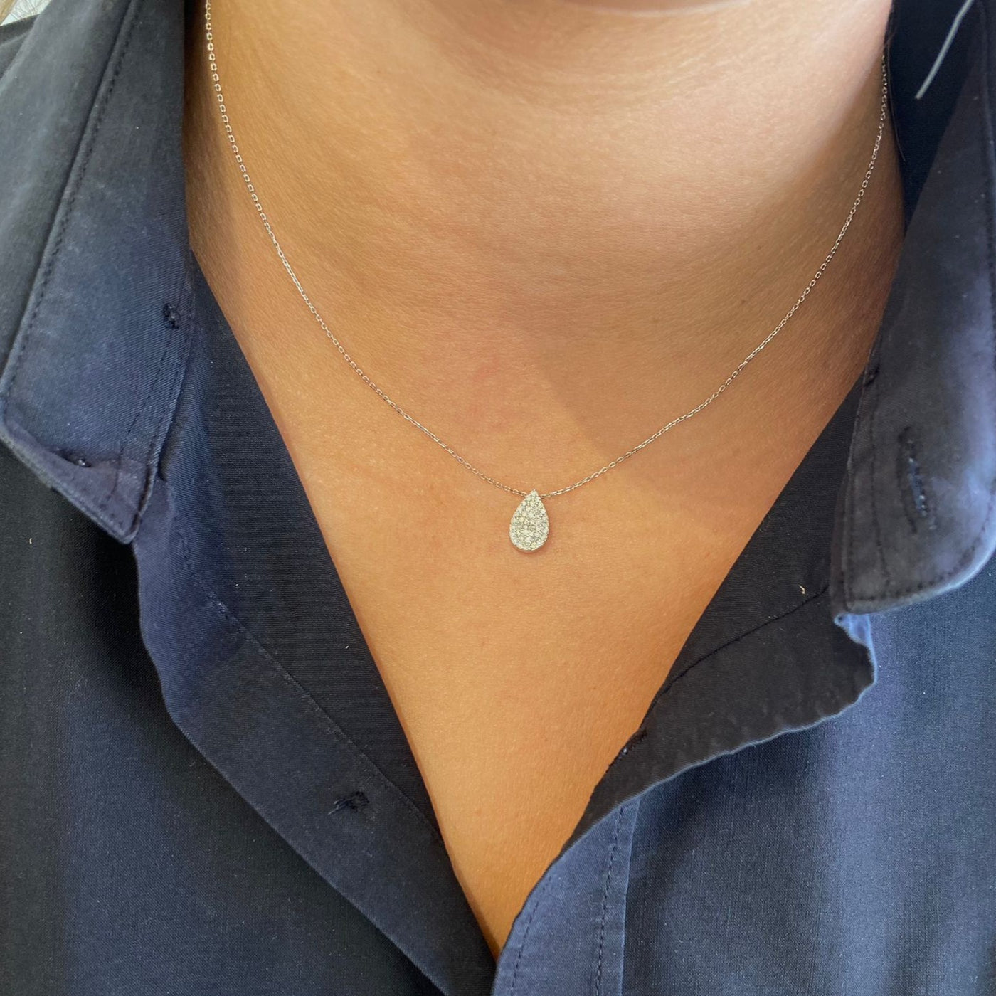 שרשרת זהב לבן תליון טיפה משובץ יהלומים