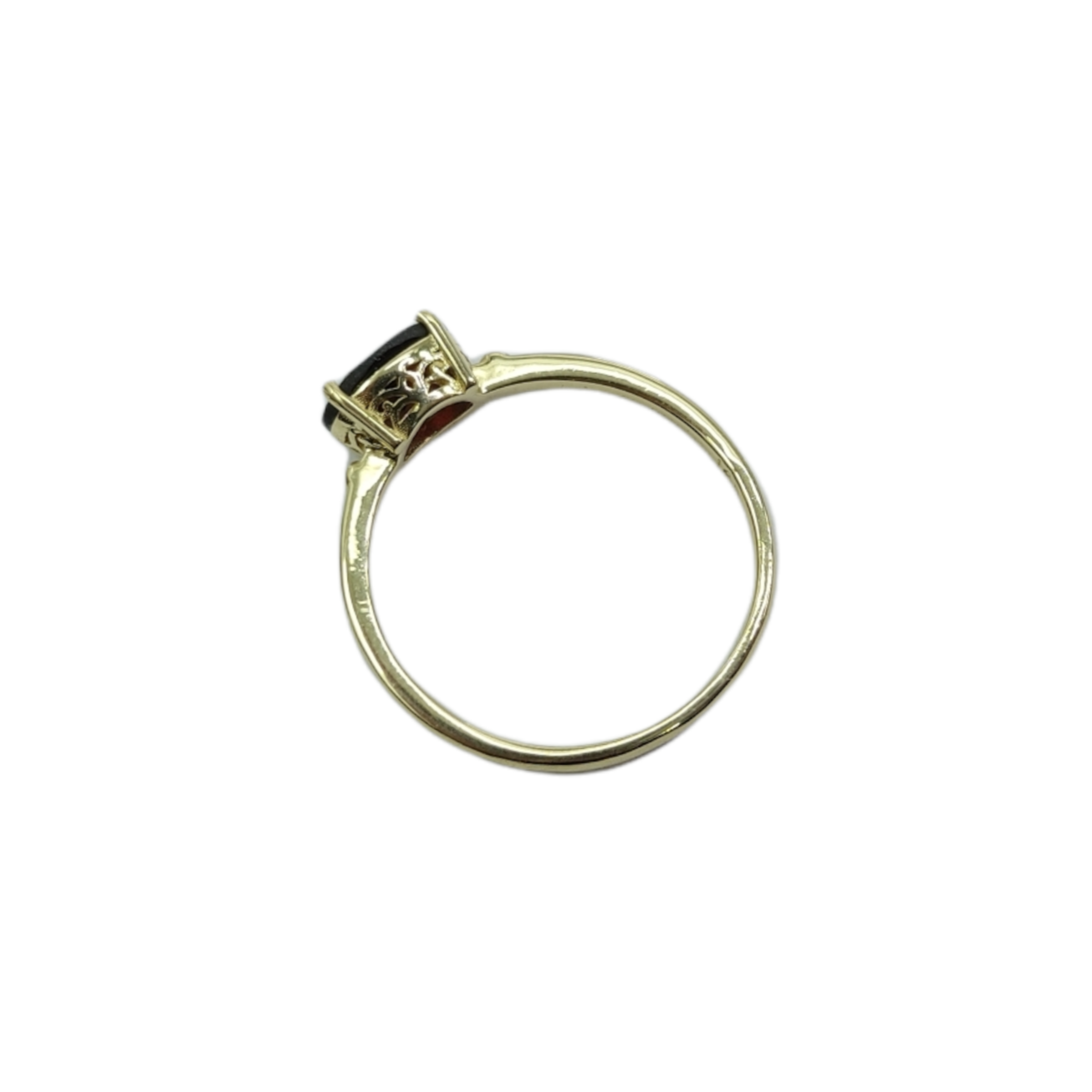 טבעת זהב וינטג' משובצת אבן גרנט אובלית קטנה