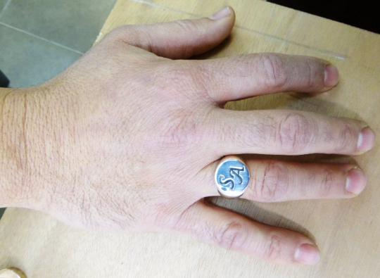 טבעת חותם עגולה עם 2 אותיות בכסף 925