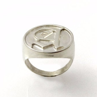 טבעת חותם עגולה מאסיבית עם אות בכסף 925