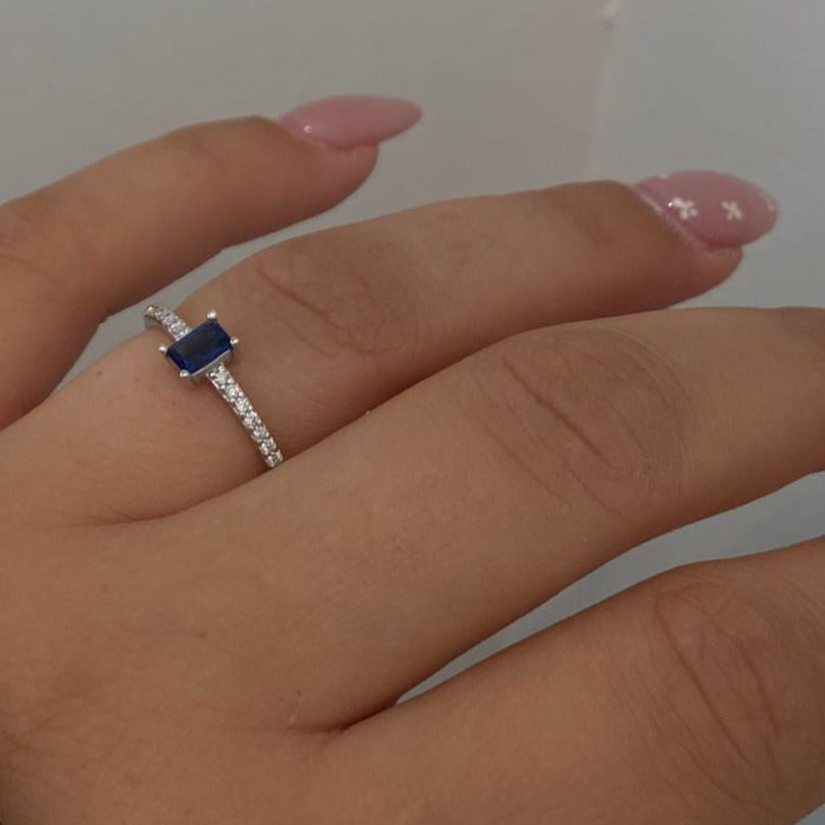 טבעת זהב לבן משובצת אבן ספיר כחולה ו 16 יהלומים