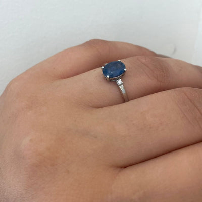 טבעת זהב וינטג' משובצת אבן ספיר כחול טבעית עם יהלומים בצדדים