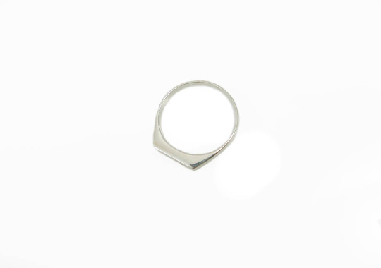 טבעת חותם מלבנית עם חריטת שם בזהב לבן 14 קראט