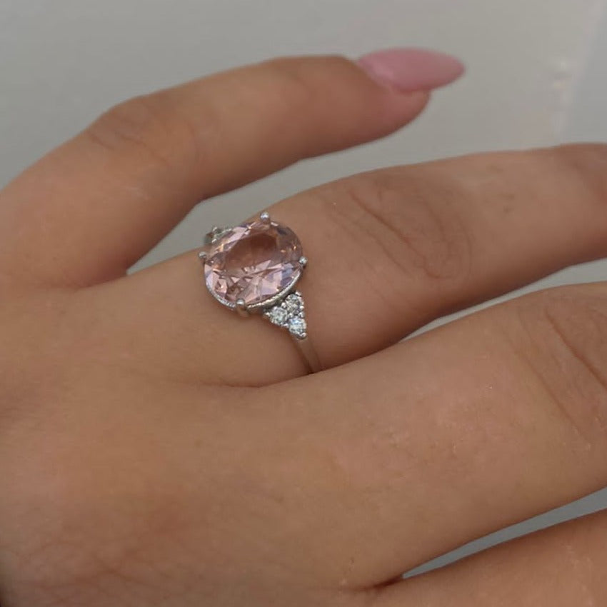טבעת זהב לבן משובצת מורגנייט ו 6 יהלומים