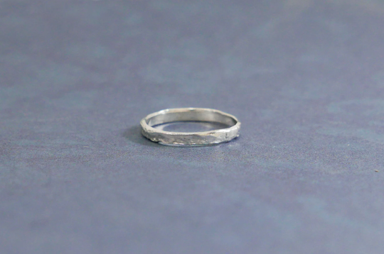 טבעת נישואין 3 מ"מ פראית בזהב לבן