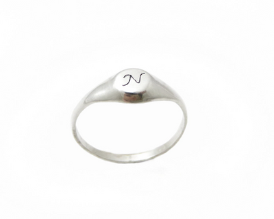 טבעת חותם קטנה מאוד עם אות בכסף או בזהב לבן 14 קראט
