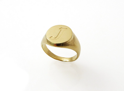 טבעת חותם עגולה עם אות בזהב 14 קראט