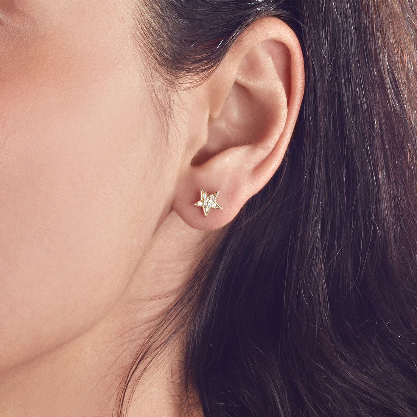 עגילי יהלומים בצורת כוכב על אוזן