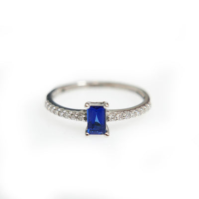 טבעת זהב לבן משובצת אבן ספיר כחולה ו 16 יהלומים