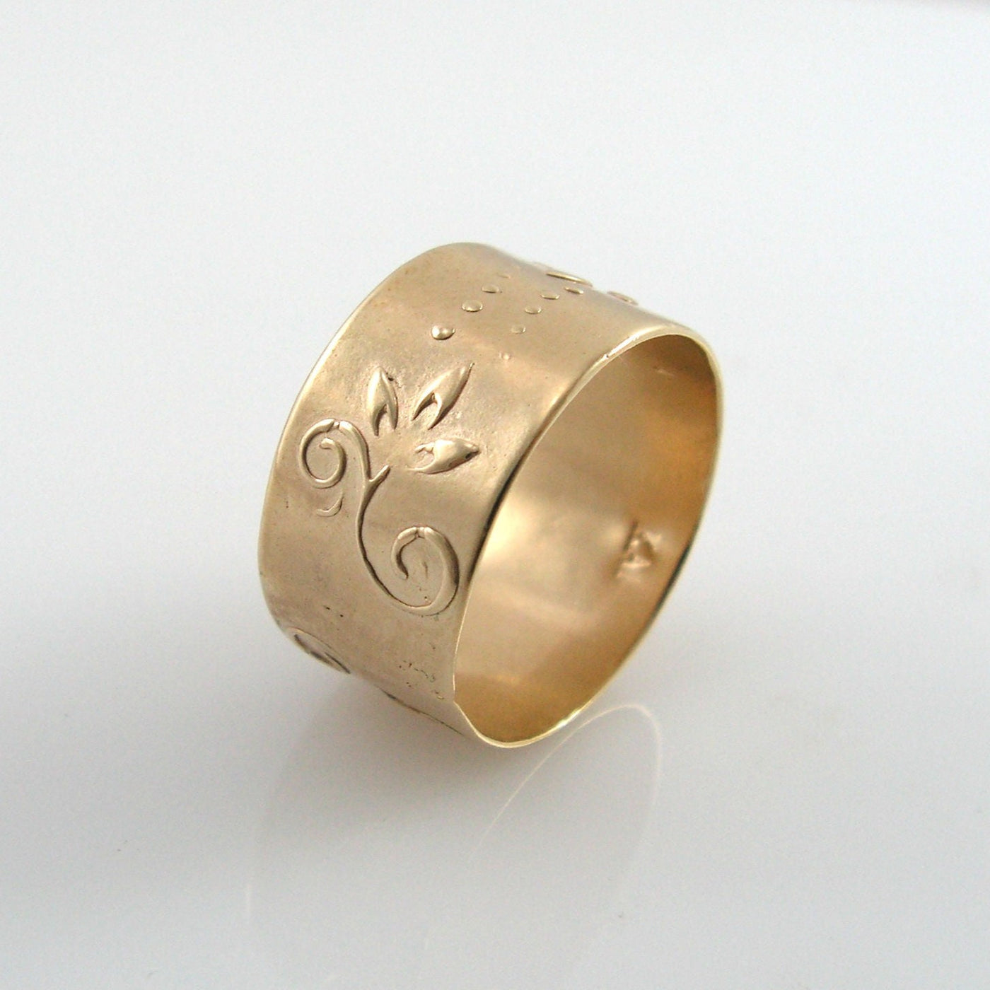 טבעת זהב נישואין עם פרחים